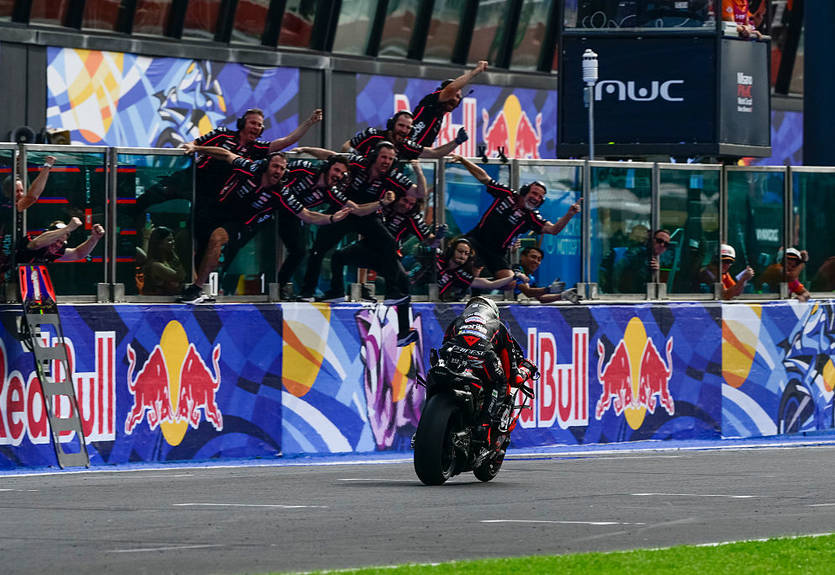 Бедзекки победил в спринте Мизано после вылета Маркеса-старшего