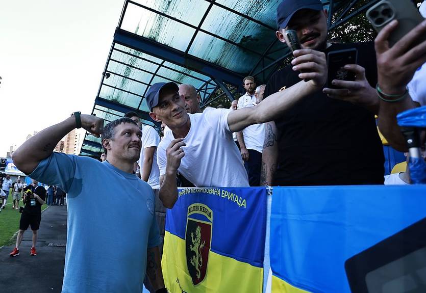 Усик и компания известных экс-футболистов проиграли легендам Португалии в благотворительном матче