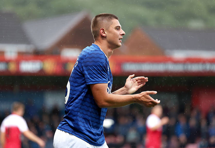 Эвертон может подписать свободного агента на позицию Миколенко