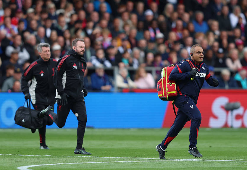 Матч АПЛ был прерван из-за инцидента на трибунах Матч АПЛ был прерван из-за инцидента на трибунах