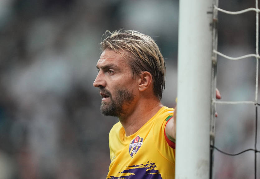 Экс-игрок Интера получил красную карточку за пощечину своему партнеру