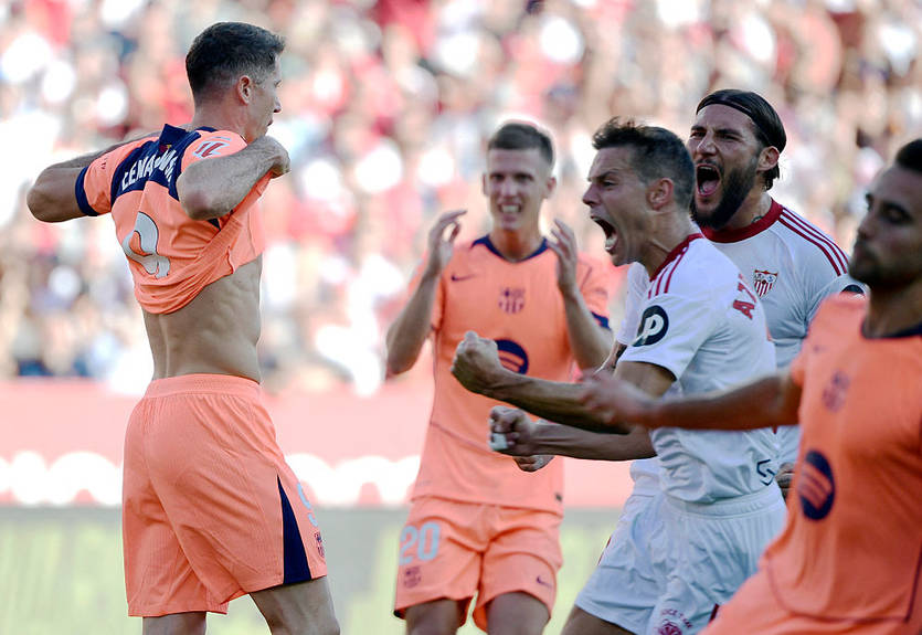 Барселона неожиданно разгромно уступила Севилье