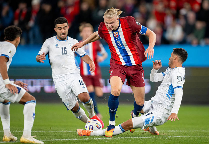 Голанд двічі поспіль не реалізував пенальті, але оформив хет-трик проти Ізраїлю