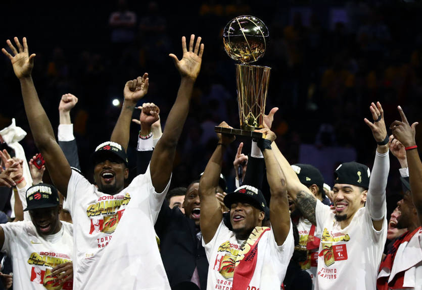 Чемпионские эмоции: видео из раздевалки Торонто после завоевания чемпионства