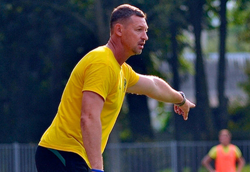 Екс-захисника збірної України майже добу заблоковано у своїй машині невідомими у формі