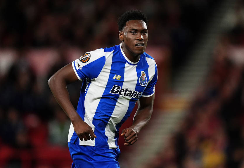 Челси все еще следит за форвардом, которого упустили летом