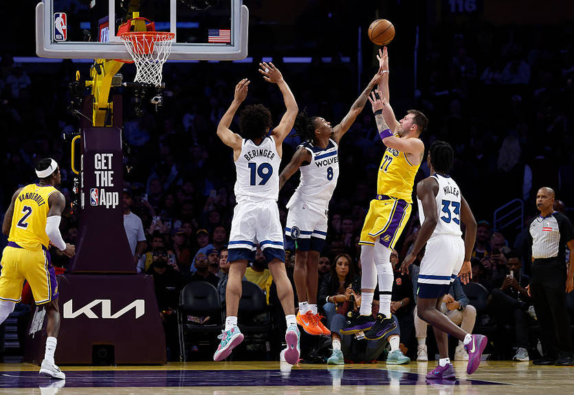 НБА: Лейкерс уверенно справились с Миннесотой, Детройт разобрался с Хьюстоном