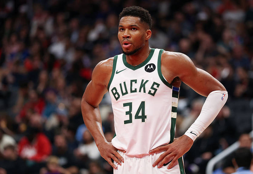 Адетокумбо удивил НБА рекордными результатами в первых двух матчах