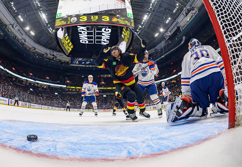 НХЛ: Ванкувер дожал Эдмонтон, Калгари разгромил Рейнджерс