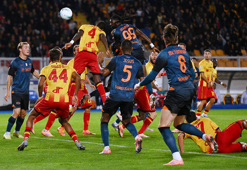 Наполи одержал в гостях минимальную победу над Лечче