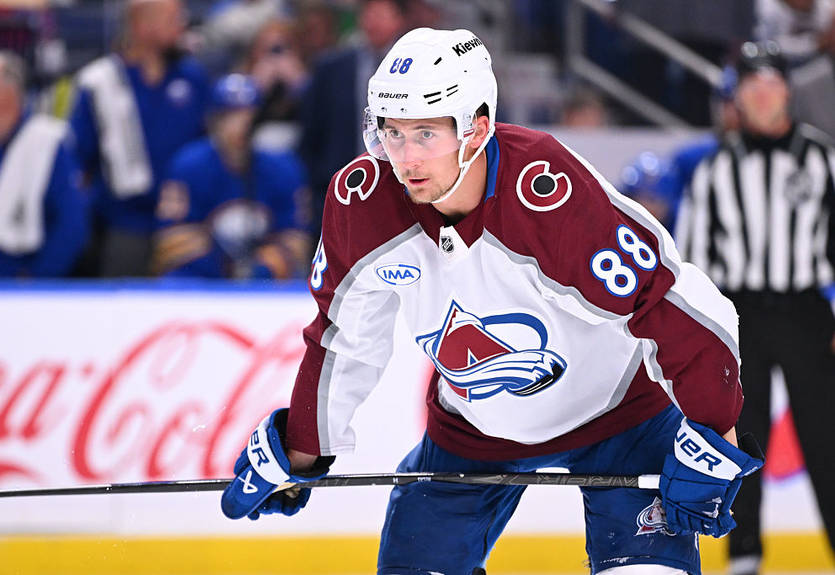 Колорадо дал суперконтракт основному нападающему