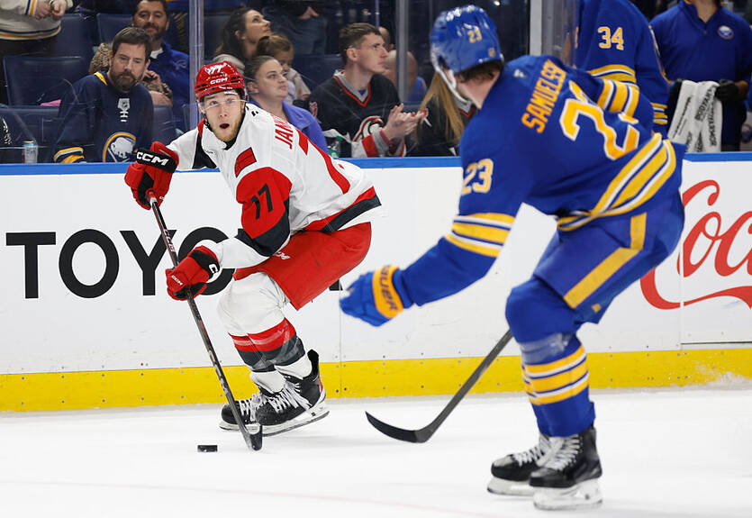 НХЛ: Каролина неожиданно проиграла, Колорадо минимально обыграли Чикаго