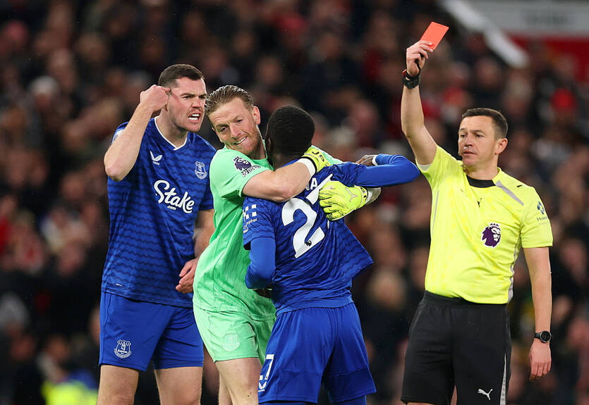 Хавбек Эвертона заработал глупое удаление в матче с Манчестер Юнайтед
