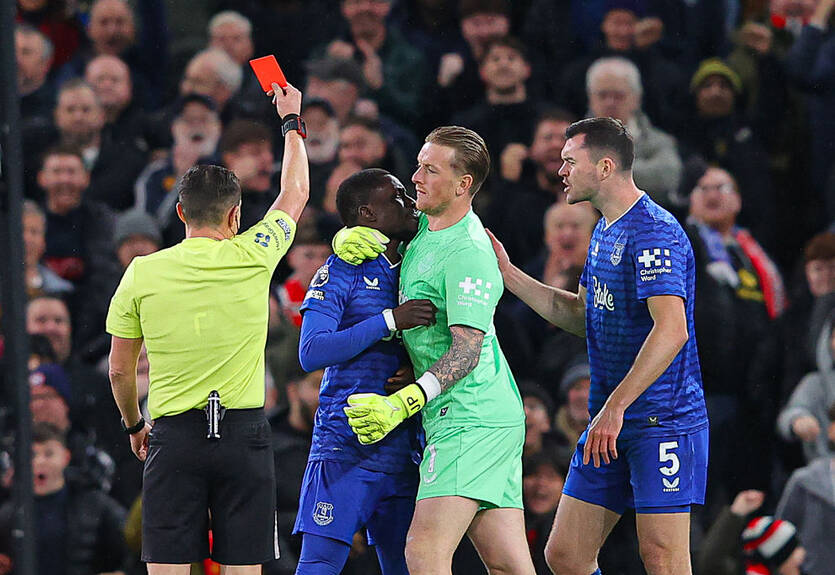 "Мне нравится": Тренер Эвертона дал неожиданную оценку удалению подопечного за потасовку с одноклубником "Мне нравится": Тренер Эвертона дал неожиданную оценку удалению подопечного за потасовку с одноклубником