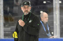 Аутсайдер НХЛ контактировал с тренером-завсегдатаем финалов