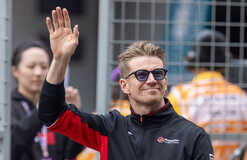 Хюлькенберг показал шлем на юбилейную гонку в Формуле-1