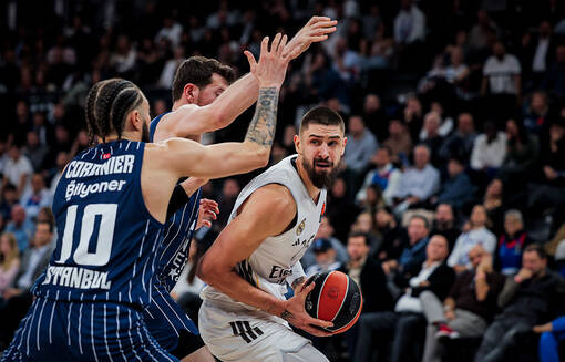 Лень помог Реалу победить Анадолу Эфес