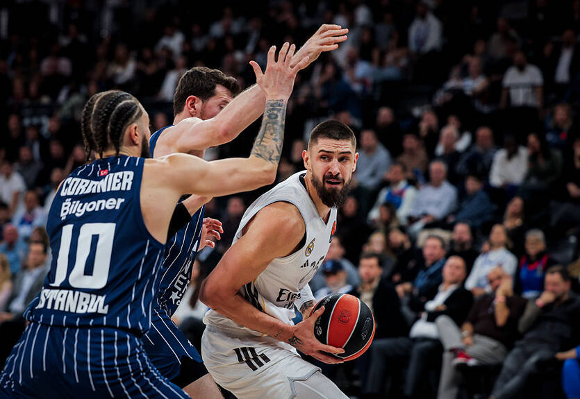 Лень помог Реалу победить Анадолу Эфес