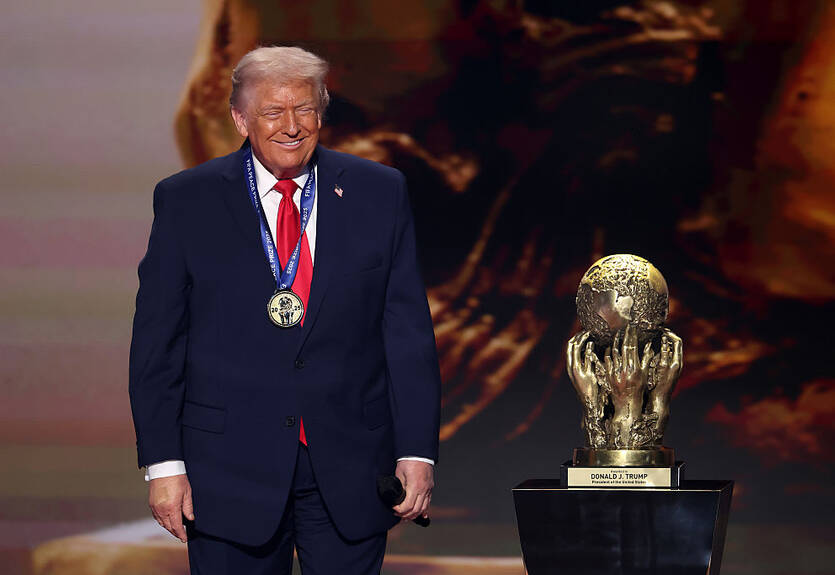 ФИФА наградила Трампа премией мира