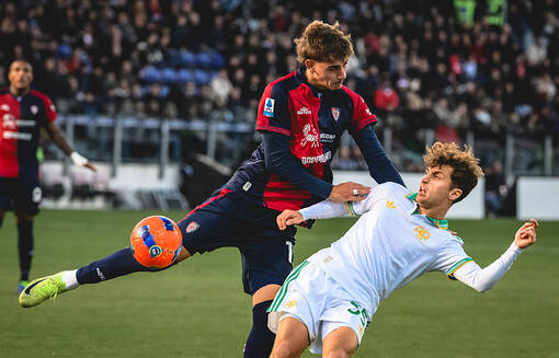 Рома в меньшинстве потеряла очки в матче с Кальяри