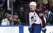 НХЛ: Айлендерс победили Вегас в серии буллитов, Тампа-Бэй разгромила Монреаль