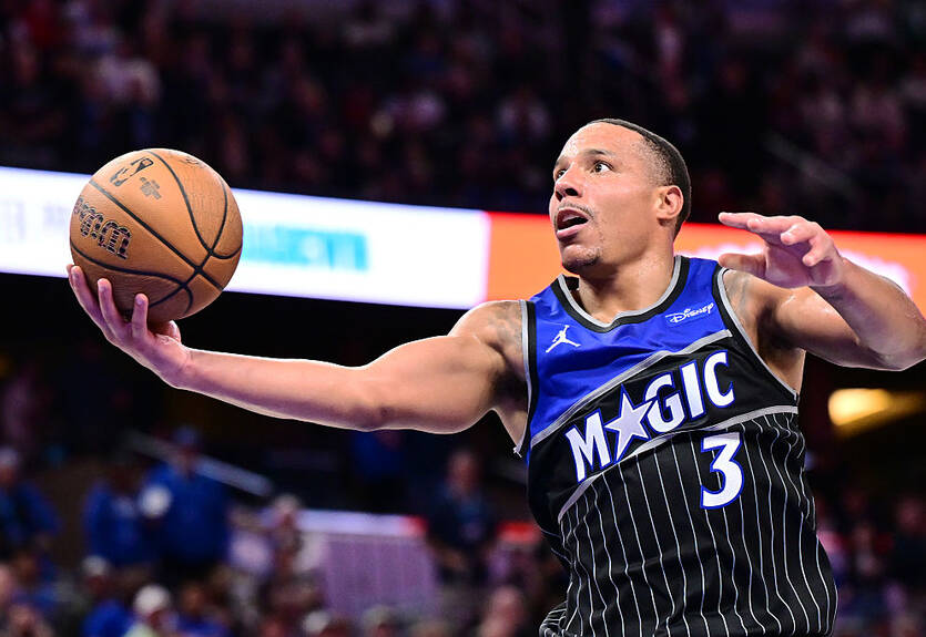 Меджік перемагає Хіт завдяки феноменальній грі Бейна