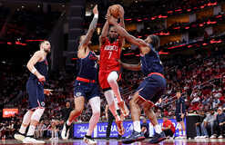 НБА: трипл-дабл игрока Милуоки помог обыграть Бостон, Хьюстон тяжело победил Клипперс