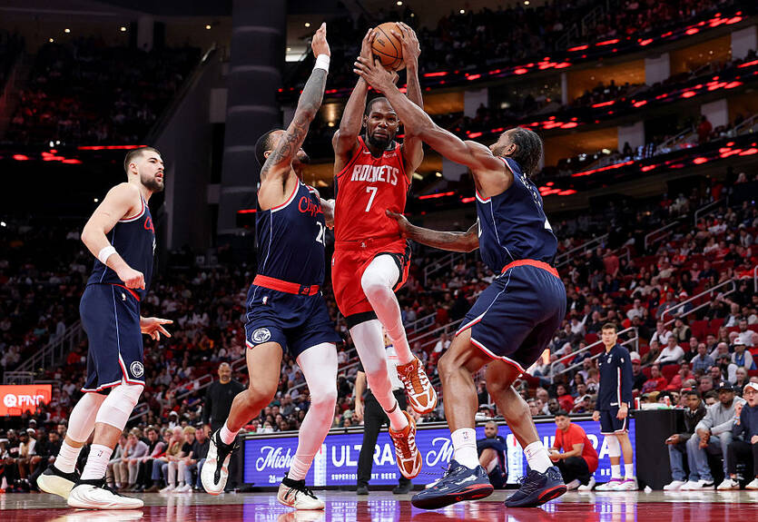 НБА: трипл-дабл игрока Милуоки помог обыграть Бостон, Хьюстон тяжело победил Клипперс