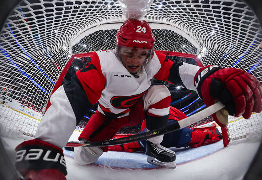 НХЛ: Каролина в серии буллитов обыграла Вашингтон, Баффало выиграл второй матч кряду