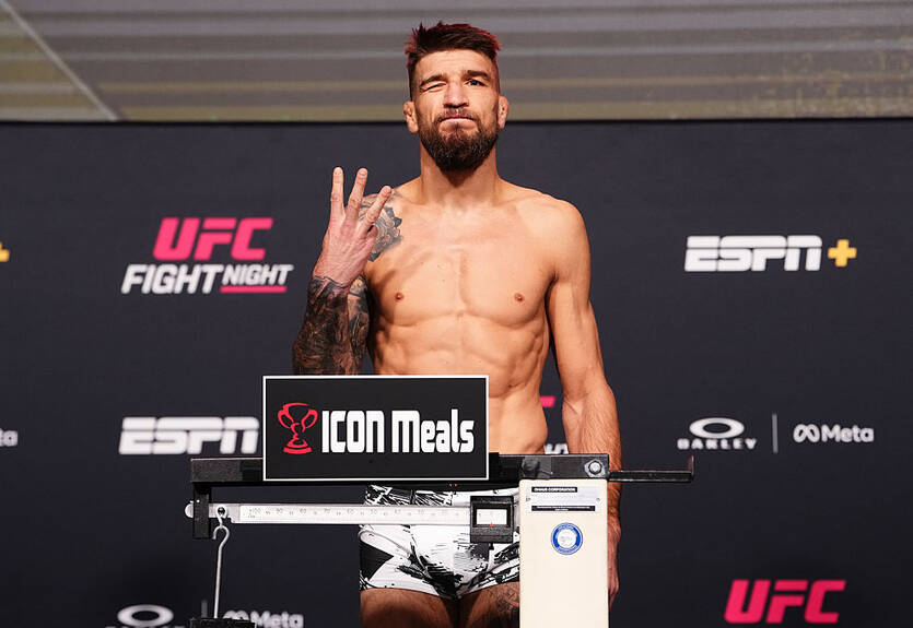 Амосов провел битву взглядов перед дебютом в UFC