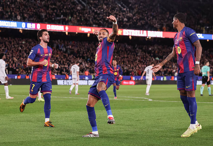 Дубль Рафиньи принес Барселоны волевую победу