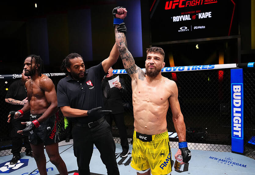 Амосов яркой победой дебютировал в UFC