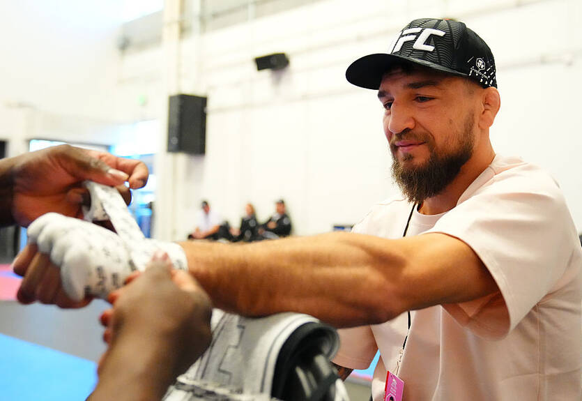 Звезда UFC напророчил Амосову чемпионский пояс