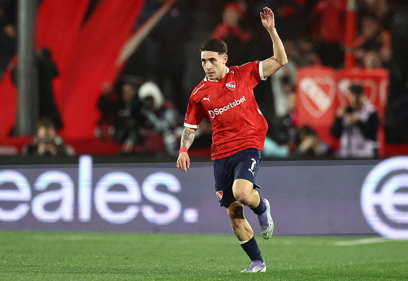 Аргентинец с бисиклетой из-за пределов штрафной выиграл премию Пушкаша