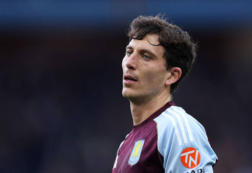 Барселона собралась вернуть в Испанию защитника сборной