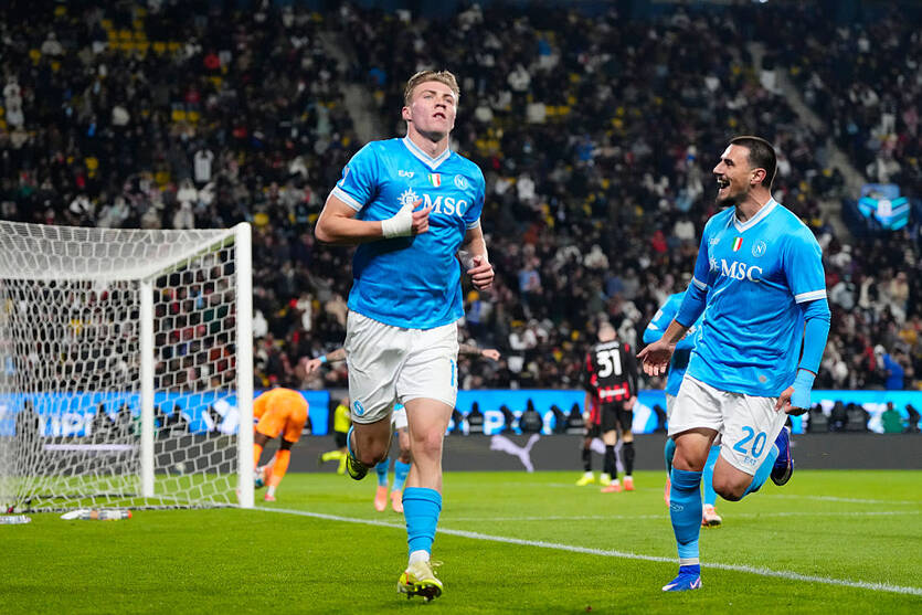 Наполи обыграл Милан / Getty Images