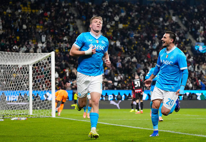 Наполи вышел в финал Суперкубка Италии, одолев Милан