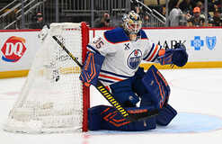 Вратарь Эдмонтона получил травму в игре против Брюинс Вратарь Эдмонтона получил травму в игре против Брюинс