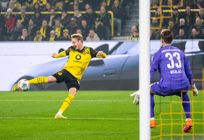 Боруссия Д уверенно одолела Боруссию М