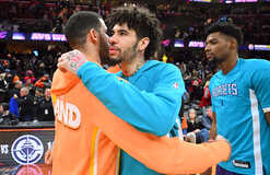 НБА: Оклахома вновь победила, дуэль братьев Боллов в пользу старшего