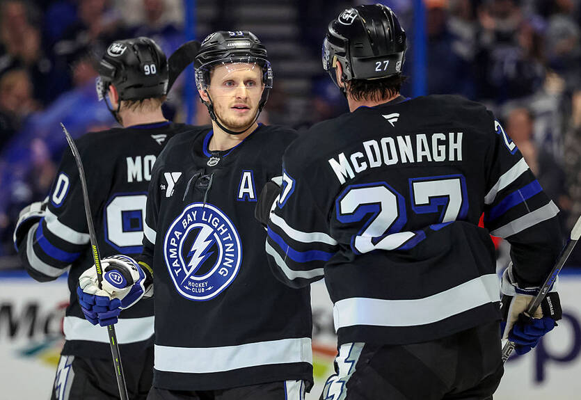 НХЛ: Лос-Анджелес уступил дома, Тампа одержала победу