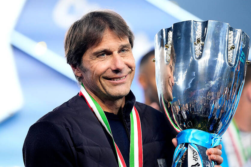 Суперкубок Италии в руках у Антонио Конте / Getty Images