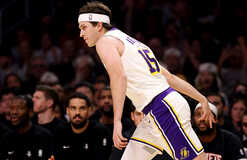 Лейкерс потеряли Ривза в игре с Рокетс из-за его проблем с ногой