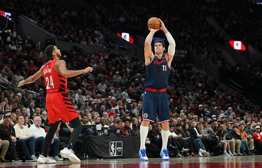 Центровый Клипперс повторил рекорд Карри и Леброна