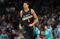 Вембаньяма получил травму колена, но серьёзных повреждений нет Вембаньяма получил травму колена, но серьёзных повреждений нет