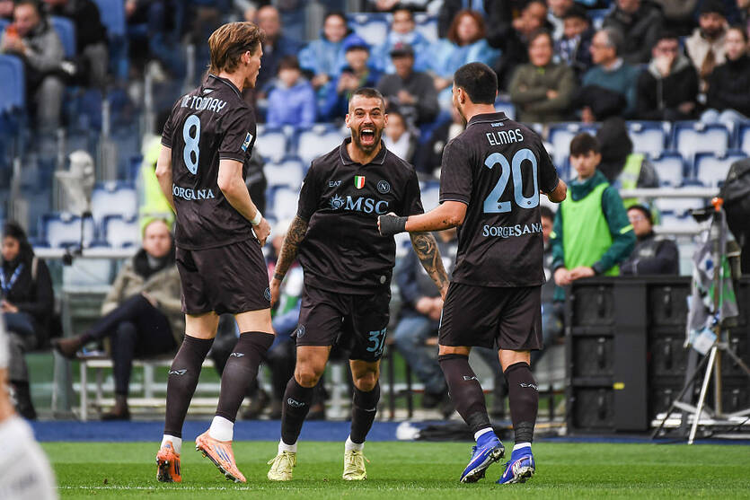 Наполи обыграл Лацио / Getty Images