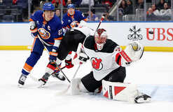 НХЛ: Айлендерс сокрушили Нью-Джерси, Сиэтл забросил семь шайб Бостону, победы Каролины и Эдмонтона