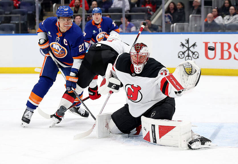 НХЛ: Айлендерс сокрушили Нью-Джерси, Сиэтл забросил семь шайб Бостону, победы Каролины и Эдмонтона