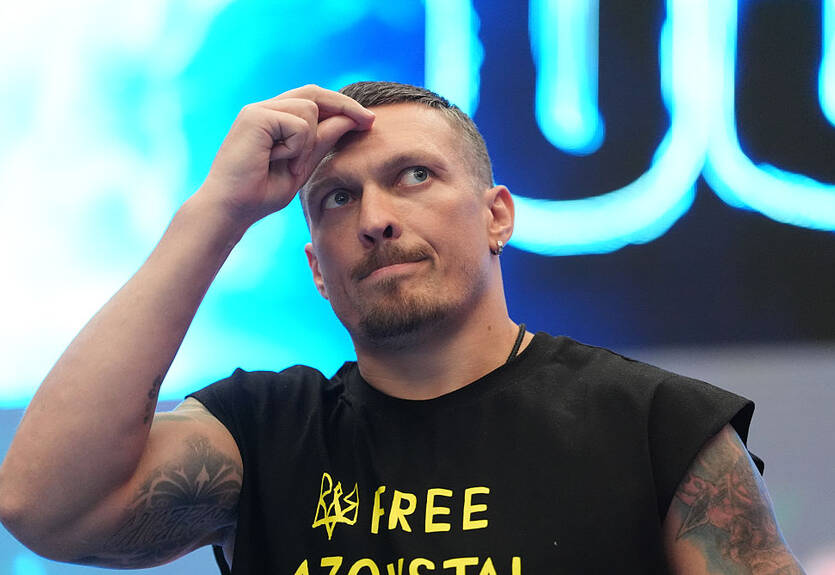 Усик решил поздравить украинцев с Рождеством 7 января