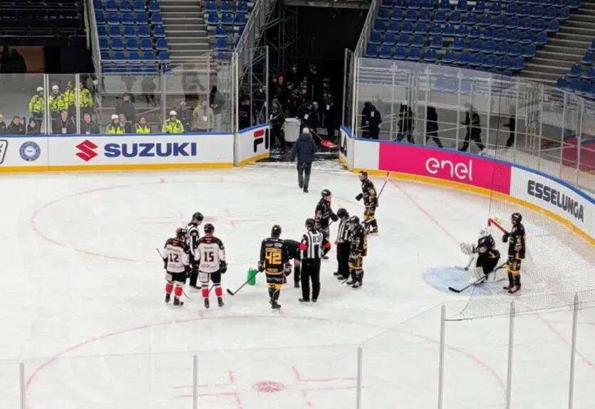 Перший матч на арені Олімпіади-2026 у Мілані завершився форс-мажором через лід